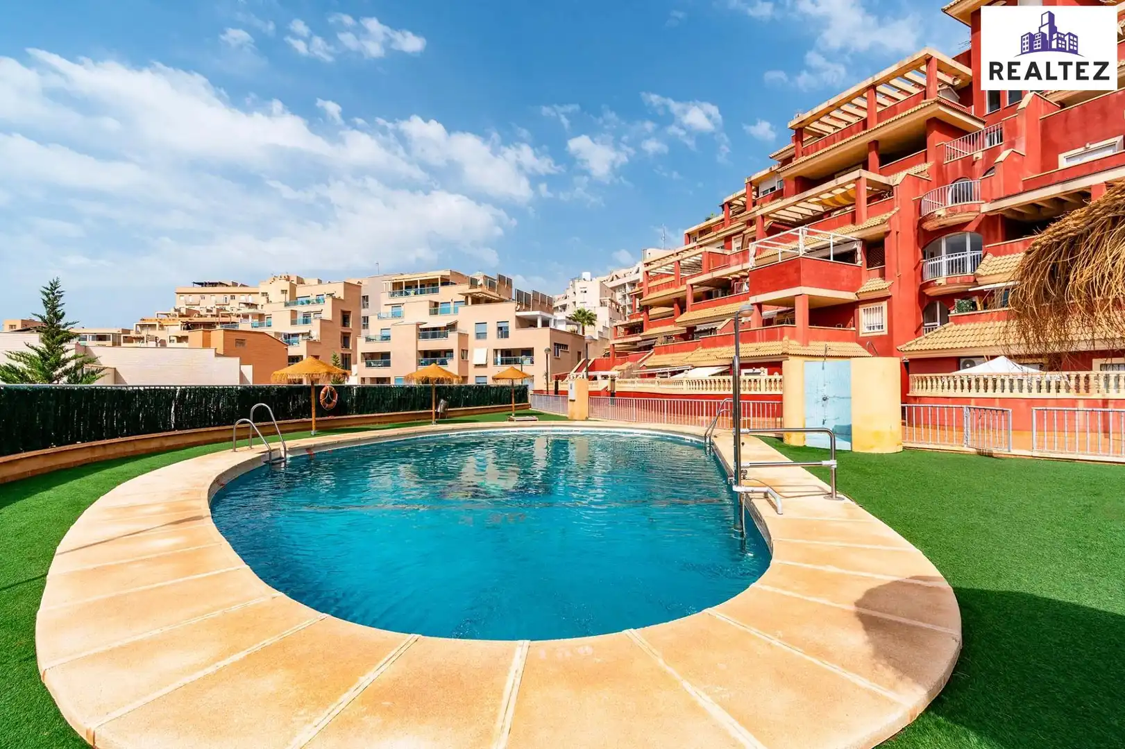 Piscina de Piso en venta en Roquetas de Mar con Aire acondicionado, Terraza y Amueblado