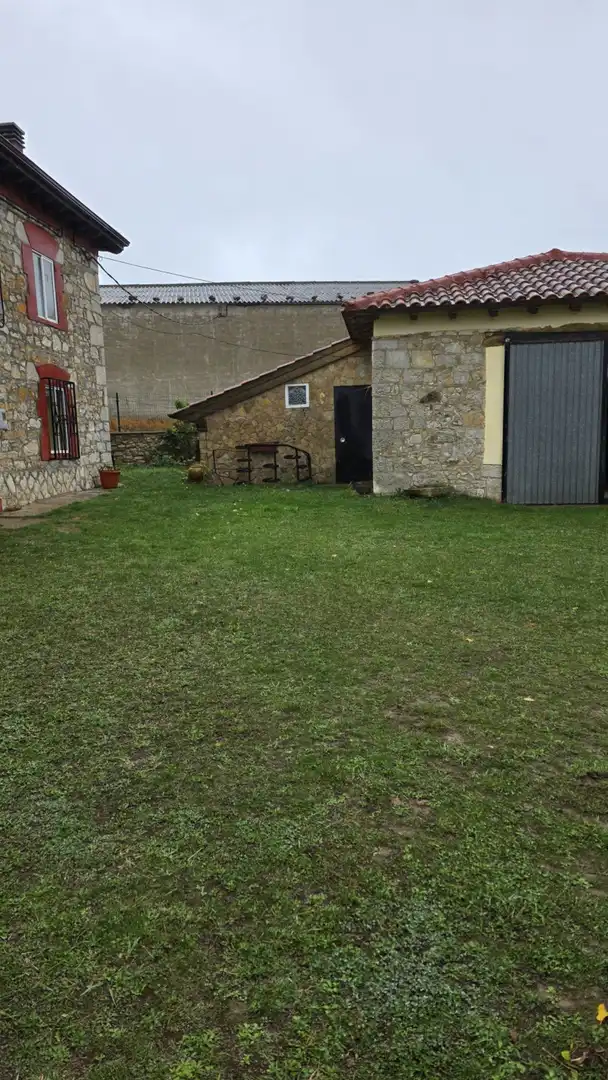 Casa adosada en venda en Valle de Valdelucio