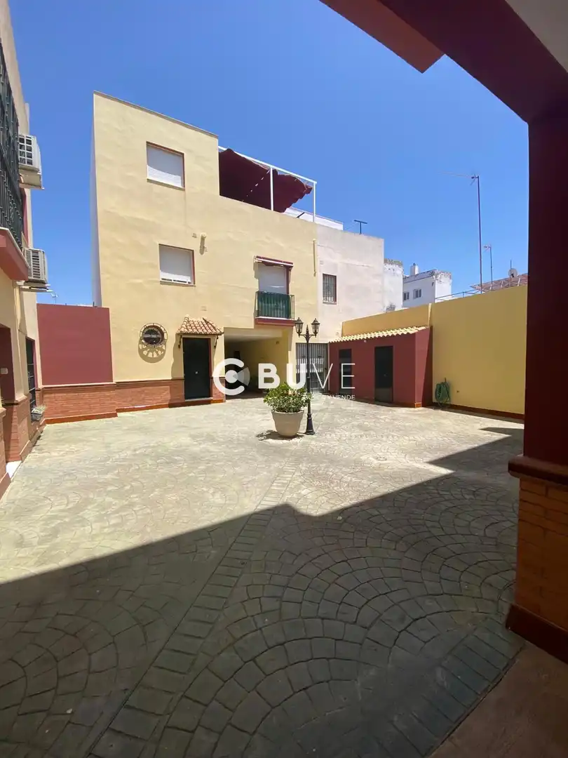 Vista exterior de Casa adosada en venda en Dos Hermanas amb Aire condicionat, Calefacció i Terrassa