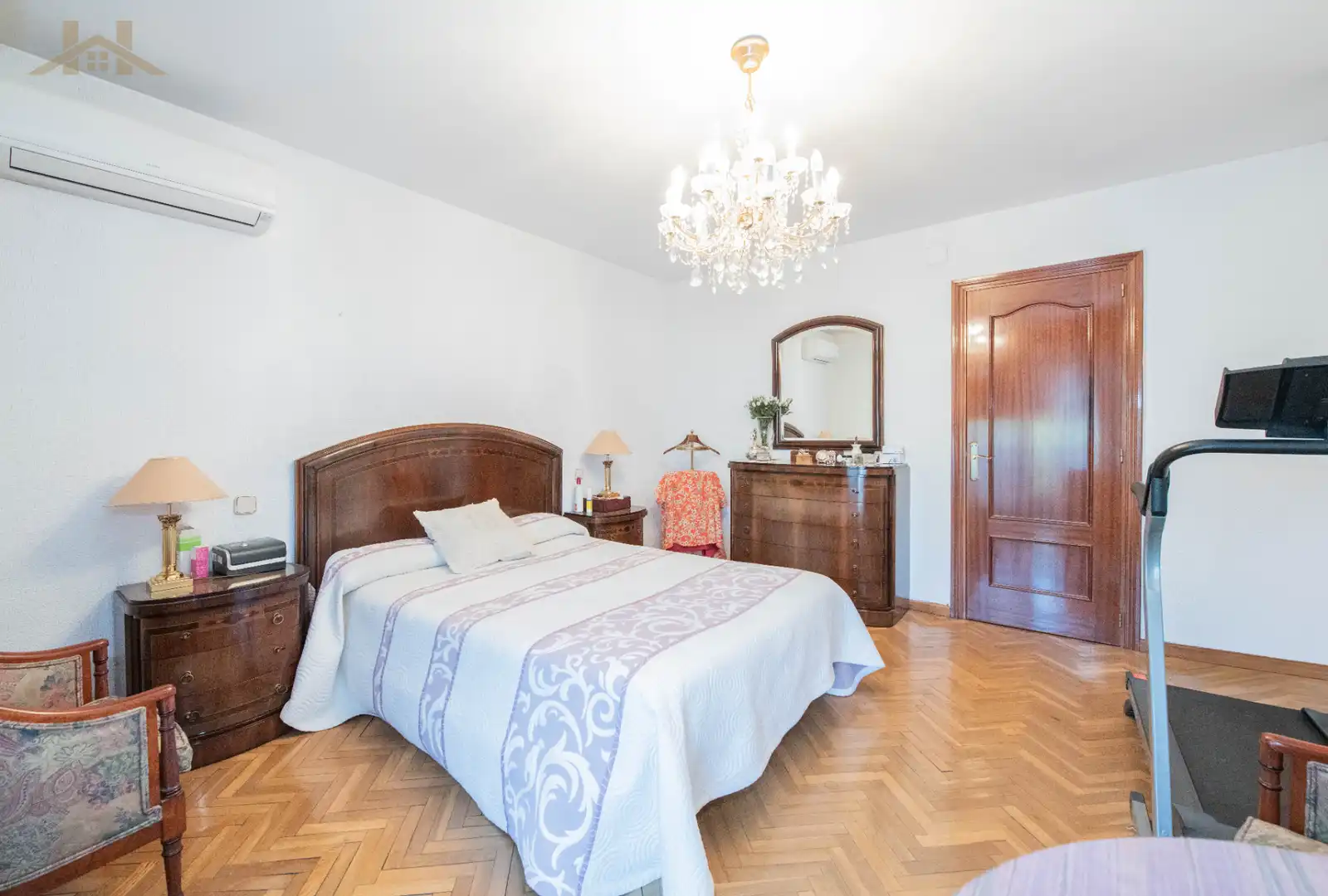 Habitación de Casa adosada en venta en Pozuelo de Alarcón con Aire acondicionado, Calefacción y Jardín privado