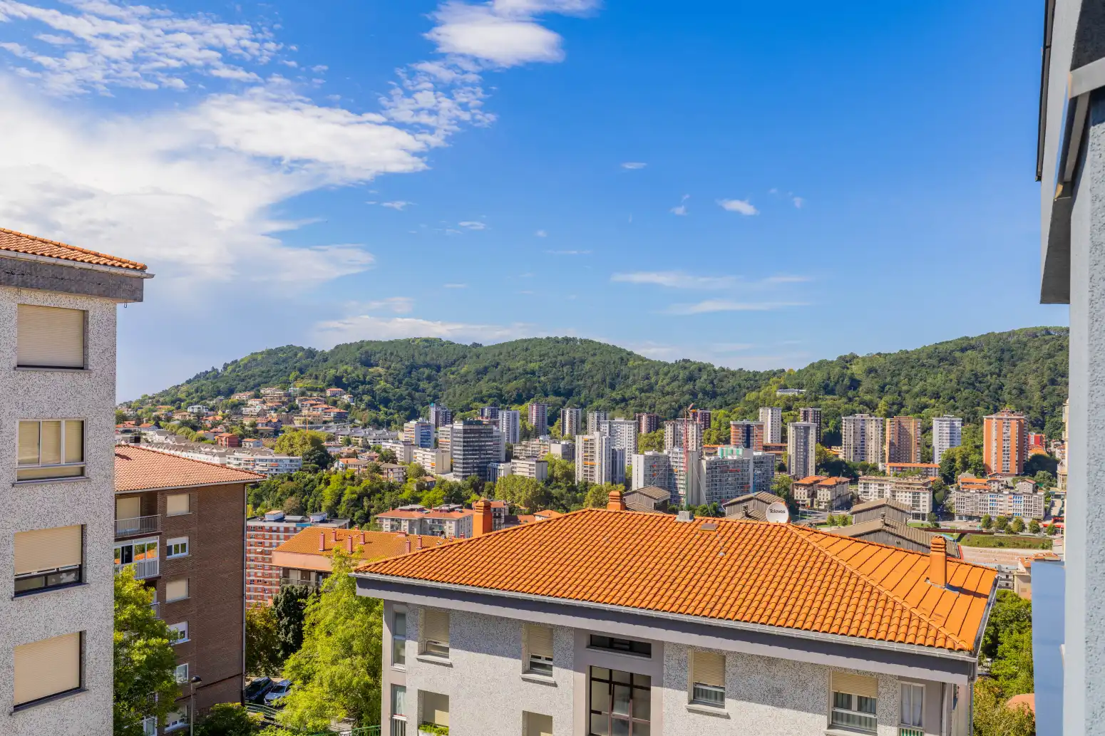 Vista exterior de Pis en venda en Donostia - San Sebastián  amb Calefacció, Terrassa i Traster