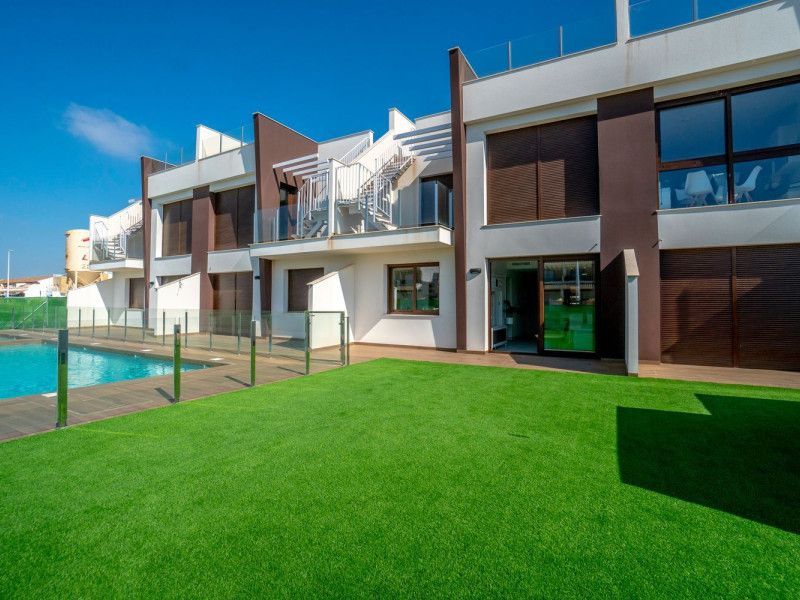 Vista exterior de Ático en venta en San Pedro del Pinatar con Terraza y Piscina comunitaria