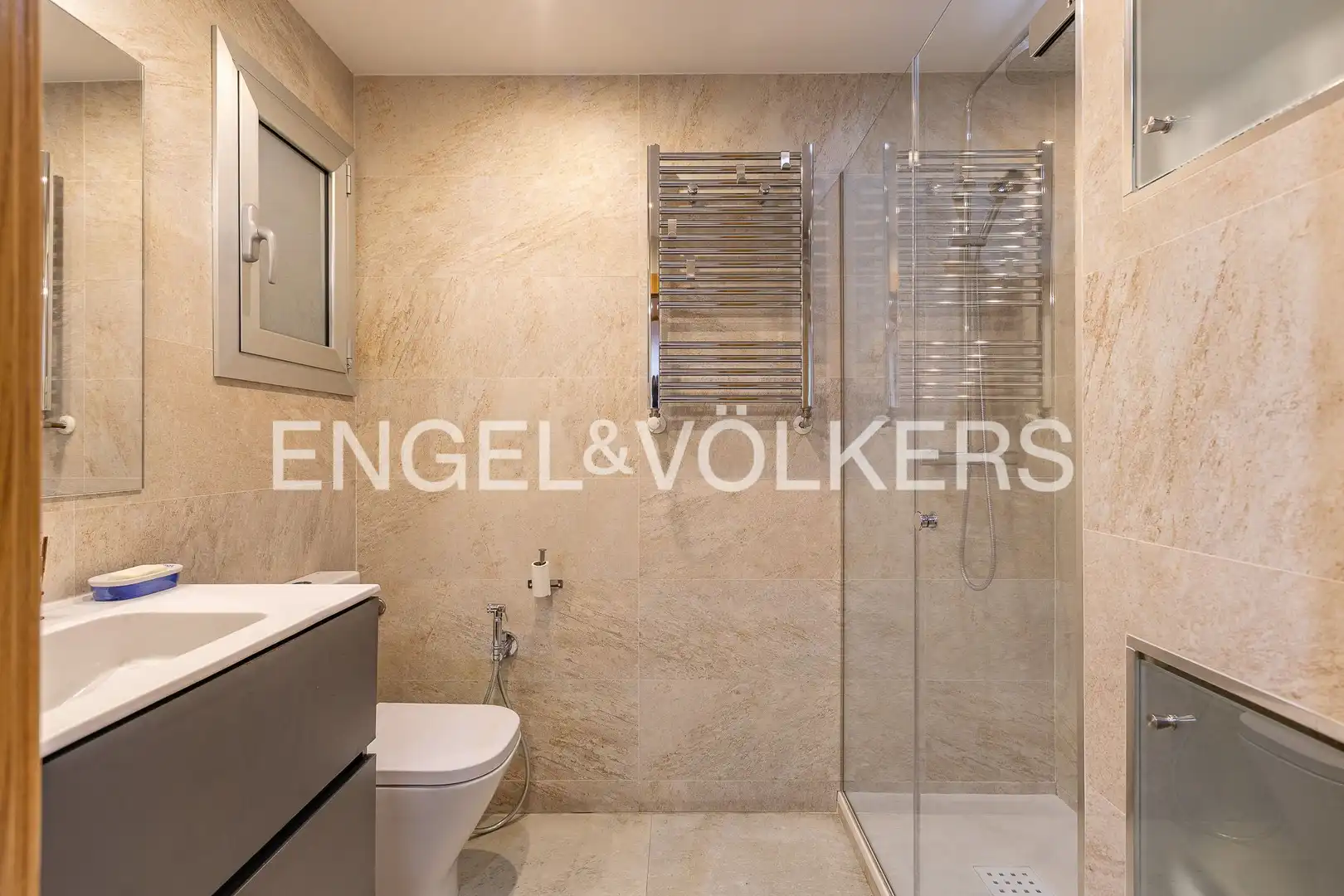 Badezimmer von Wohnung zum Verkauf in Barcelona mit Klimaanlage, Heizung und Abstellraum