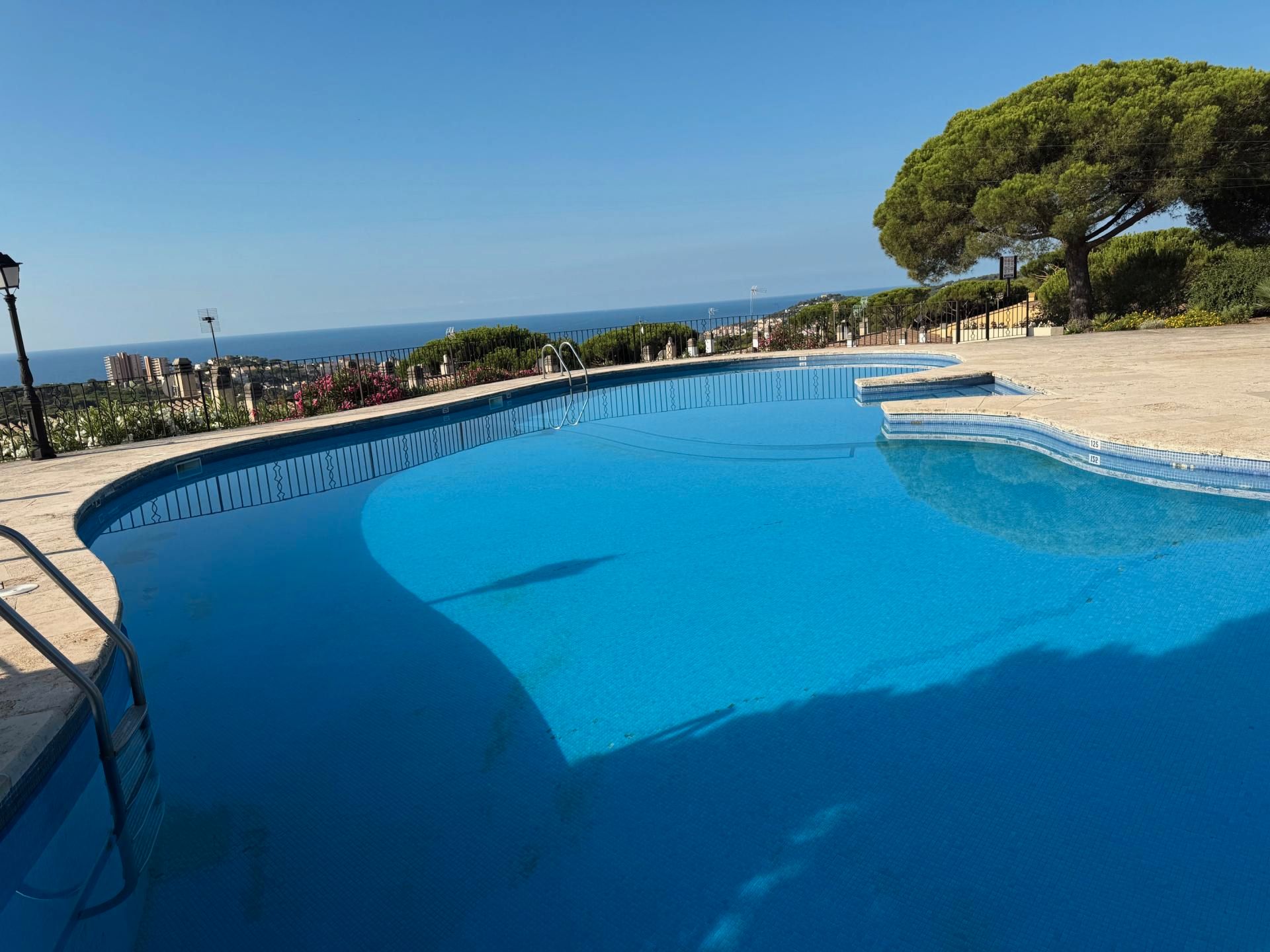 Piscina de Apartament en venda en Sant Feliu de Guíxols amb Calefacció, Terrassa i Piscina comunitària