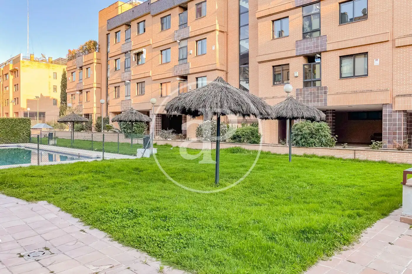 Außenansicht von Wohnung zum Verkauf in La Moraleja mit Klimaanlage, Heizung und Privatgarten