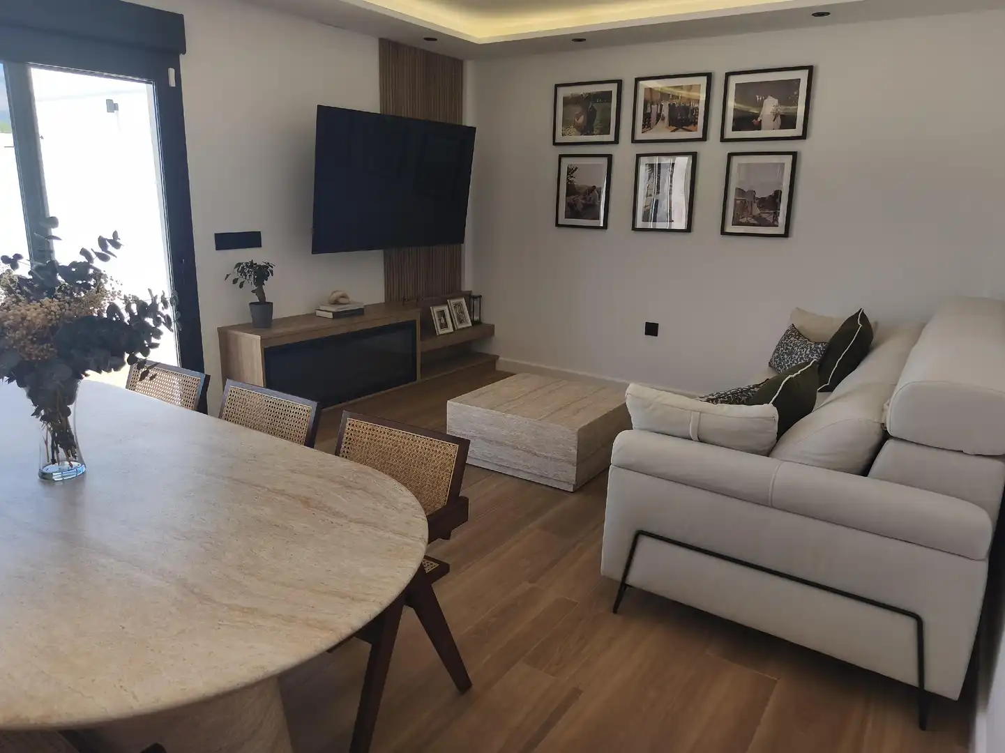 Sala d'estar de Casa adosada en venda en La Guardia de Jaén amb Aire condicionat, Calefacció i Jardí privat