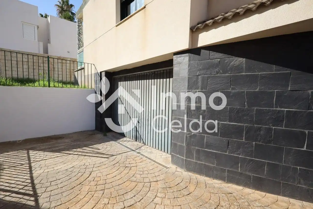 Parking de Casa adosada en venta en Chiva con Aire acondicionado, Calefacción y Terraza