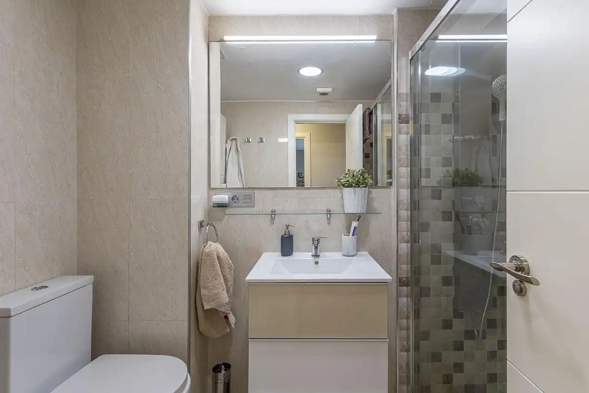 Bathroom of Flat for sale in Granada  with Air Conditioner, Heating and Storage room