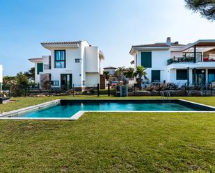 Piscina de Casa adosada en venda en Mont-roig del Camp amb Aire condicionat, Calefacció i Jardí privat