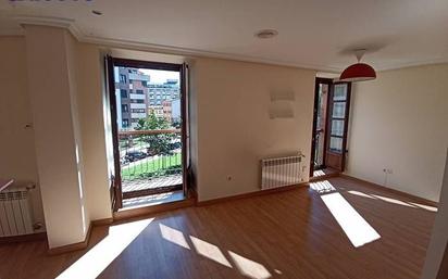 Living room of Flat for sale in Oviedo   with Balcony