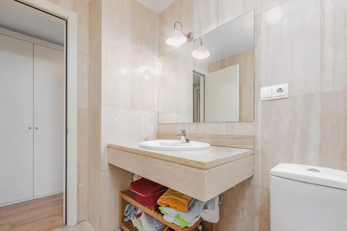 Baño de Ático en venta en Guillena con Calefacción, Terraza y Trastero