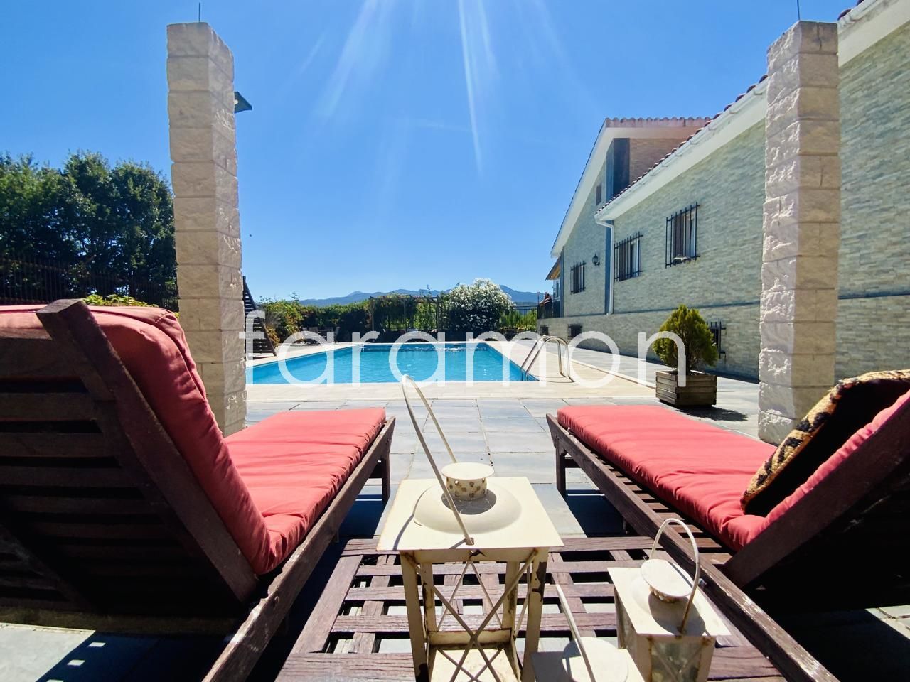 Vista exterior de Casa o xalet en venda en Carracedelo amb Calefacció, Jardí privat i Terrassa