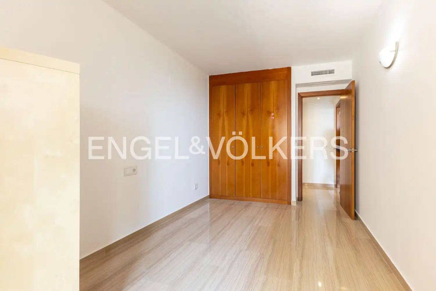 Wohnung zum Verkauf in Valencia mit Klimaanlage, Heizung und Privatgarten