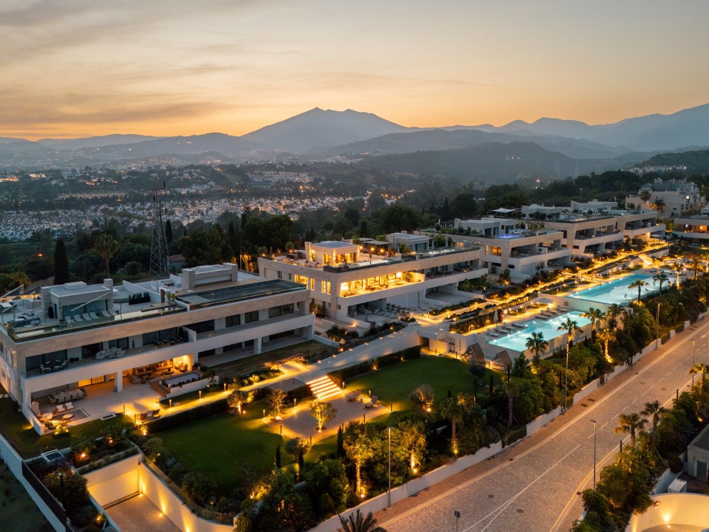 Vista exterior de Dúplex en venda en Marbella amb Aire condicionat, Jardí privat i Terrassa