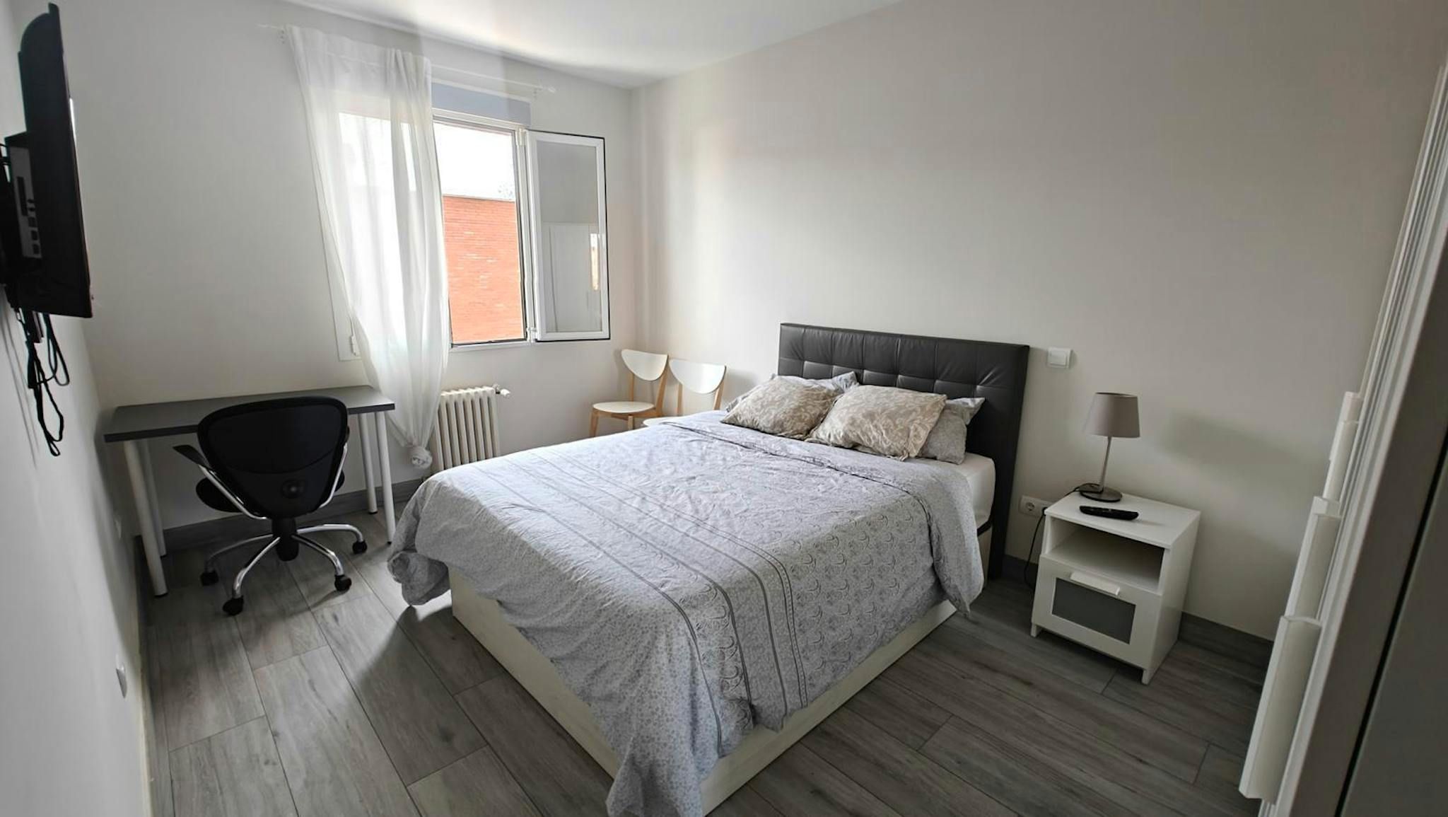 Bedroom of Flat to share in  Madrid Capital  with Heating, Washing machine and TV