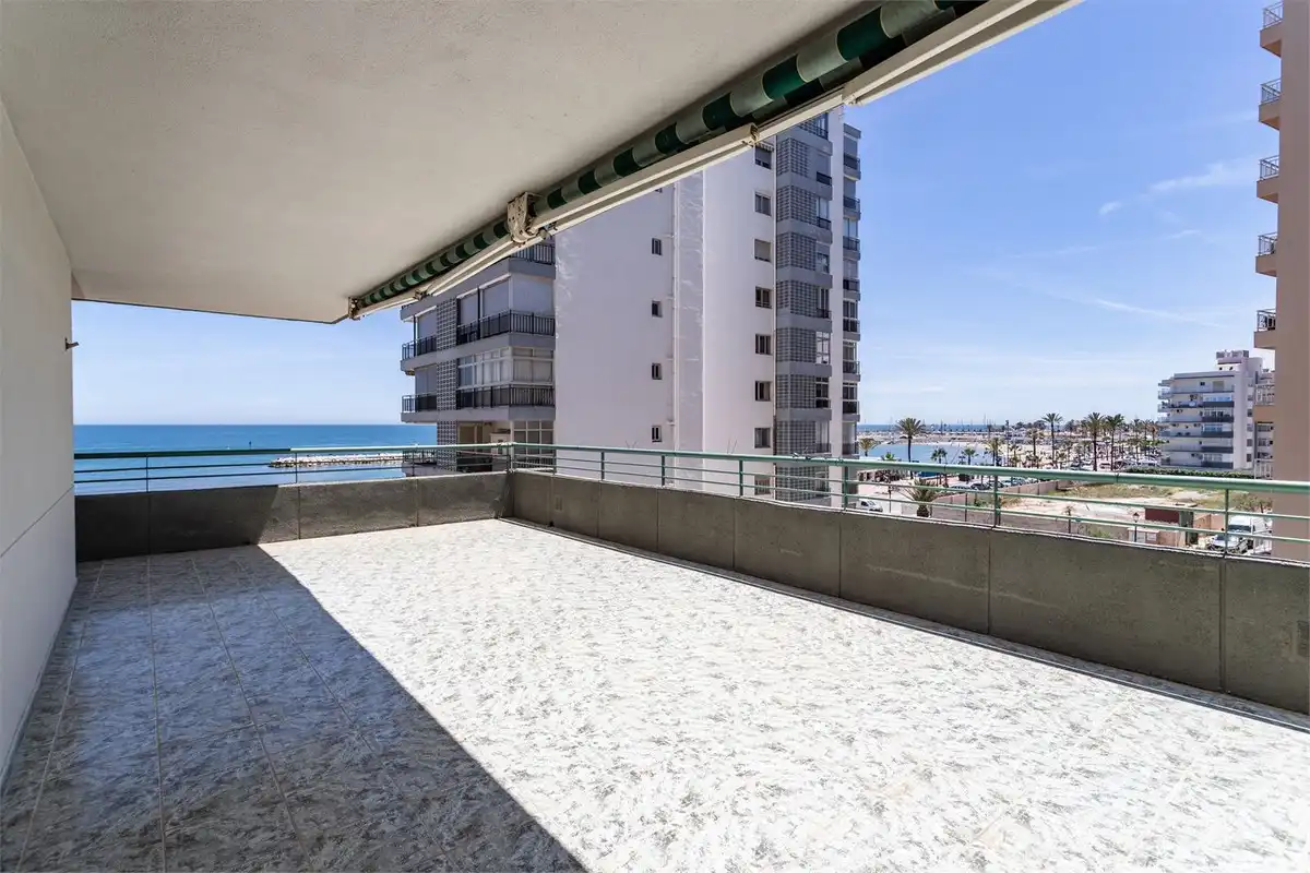 Terrasse von Wohnungen zum Verkauf in Fuengirola mit Klimaanlage, Heizung und Terrasse