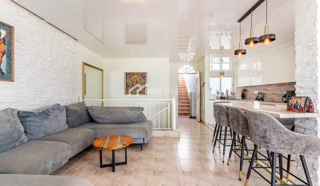 Sala d'estar de Casa o xalet en venda en Adeje amb Terrassa i Moblat