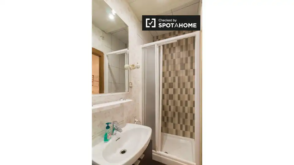 Bathroom of Flat for share in L'Hospitalet de Llobregat  with Air Conditioner, Heating and Furnished