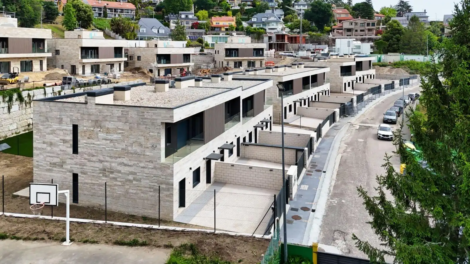 Vista exterior de Casa adosada en venda en Poio amb Jardí privat, Terrassa i Traster