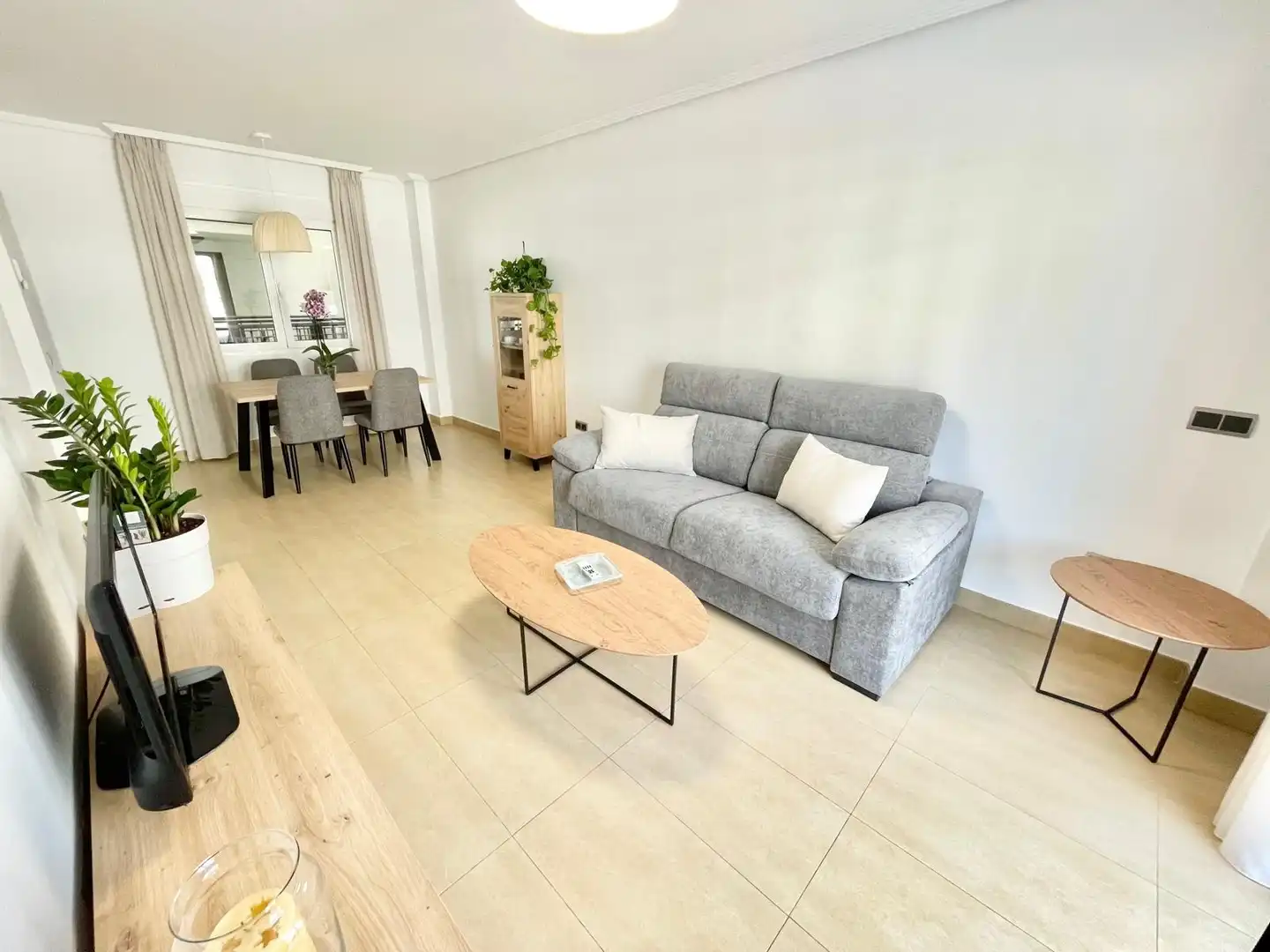 Sala d'estar de Apartament de lloguer en Los Alcázares amb Aire condicionat, Piscina i Moblat