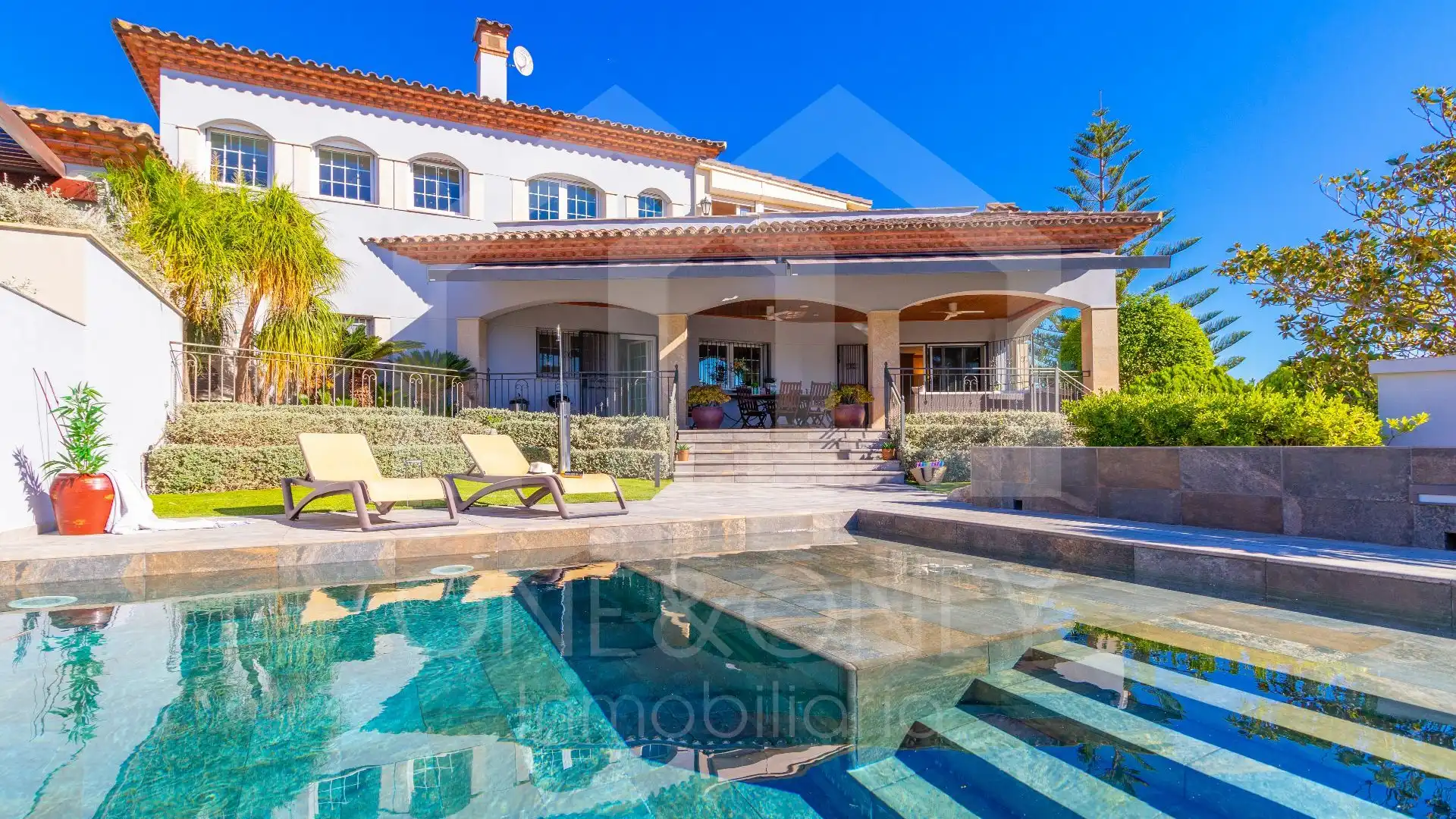 Vista exterior de Casa o xalet en venda en Mont-roig del Camp amb Aire condicionat, Calefacció i Jardí privat