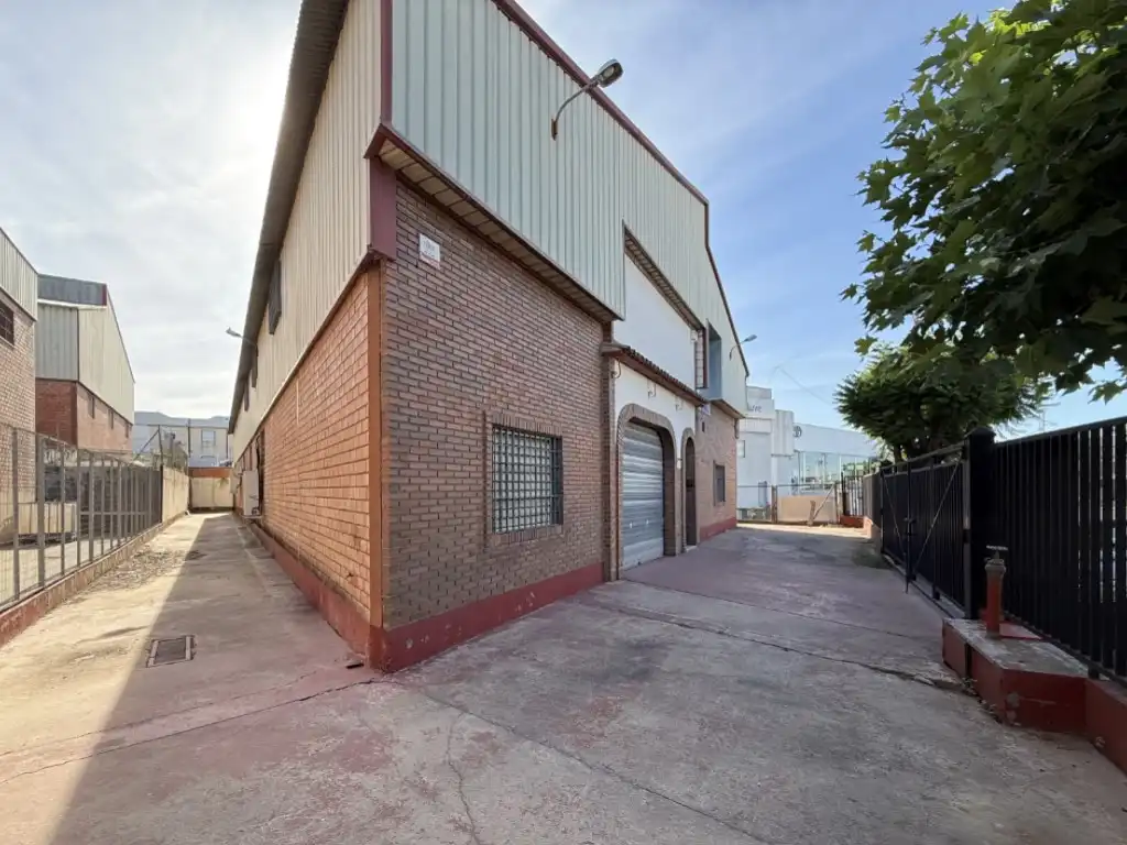 Vista exterior de Nave industrial de alquiler en Córdoba