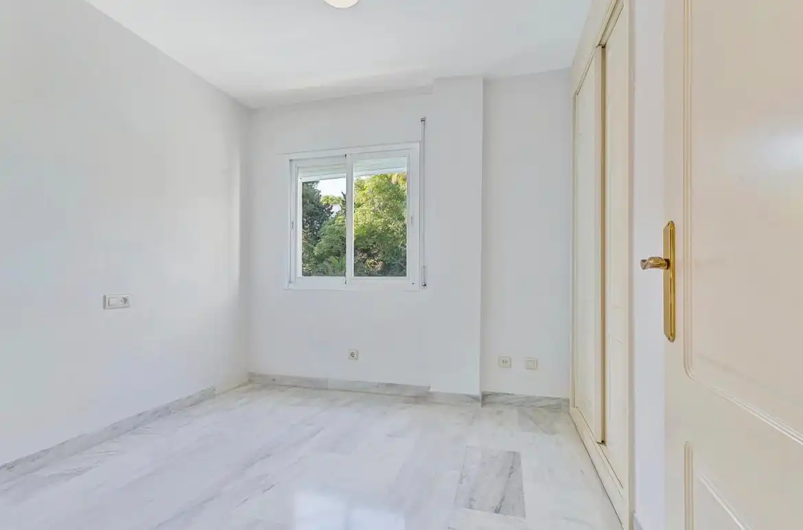 Dormitori de Pis en venda en Marbella amb Aire condicionat, Terrassa i Traster