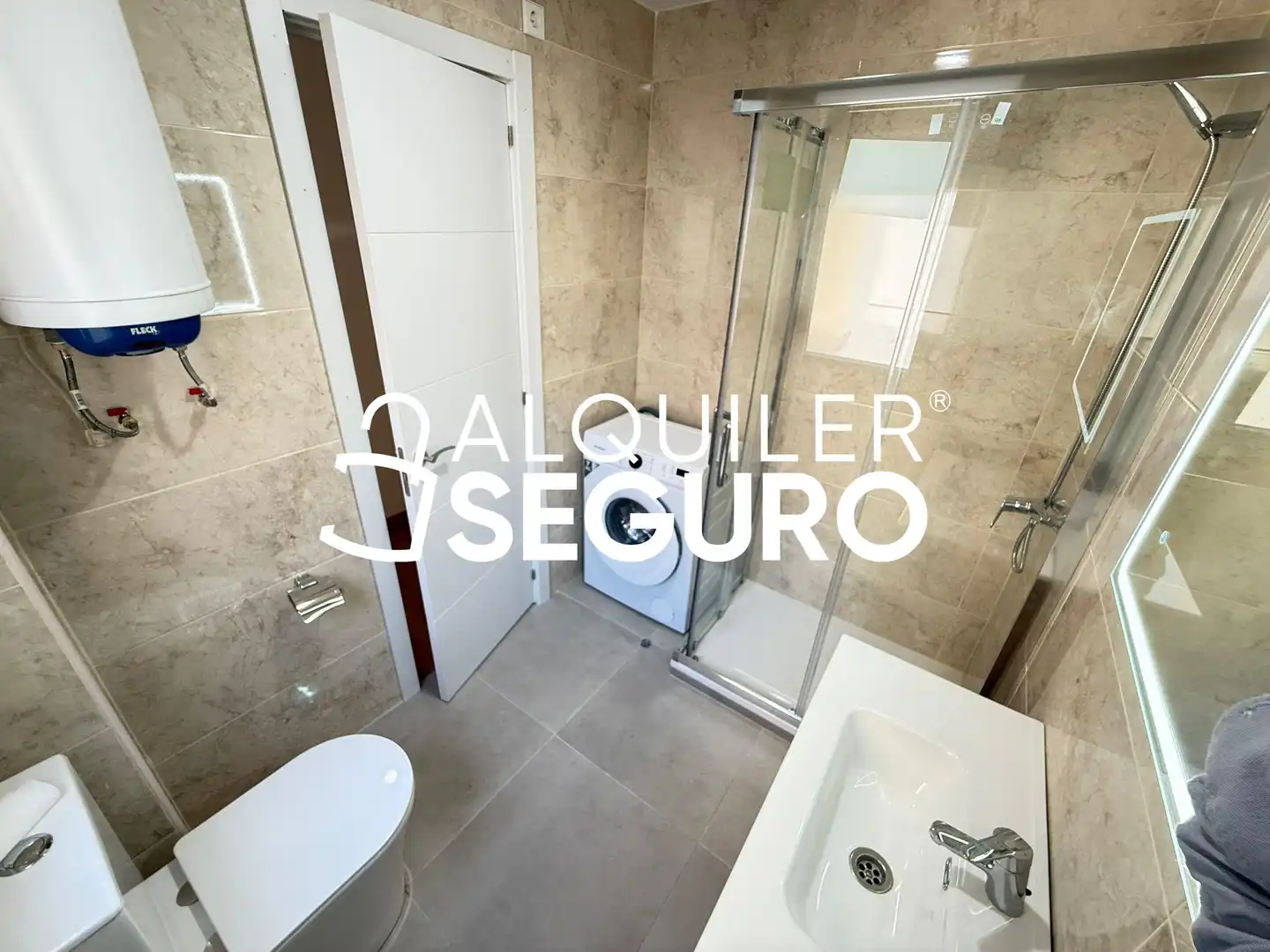 Bathroom of Flat for rent in Madrid  with Air Conditioner and Terrace