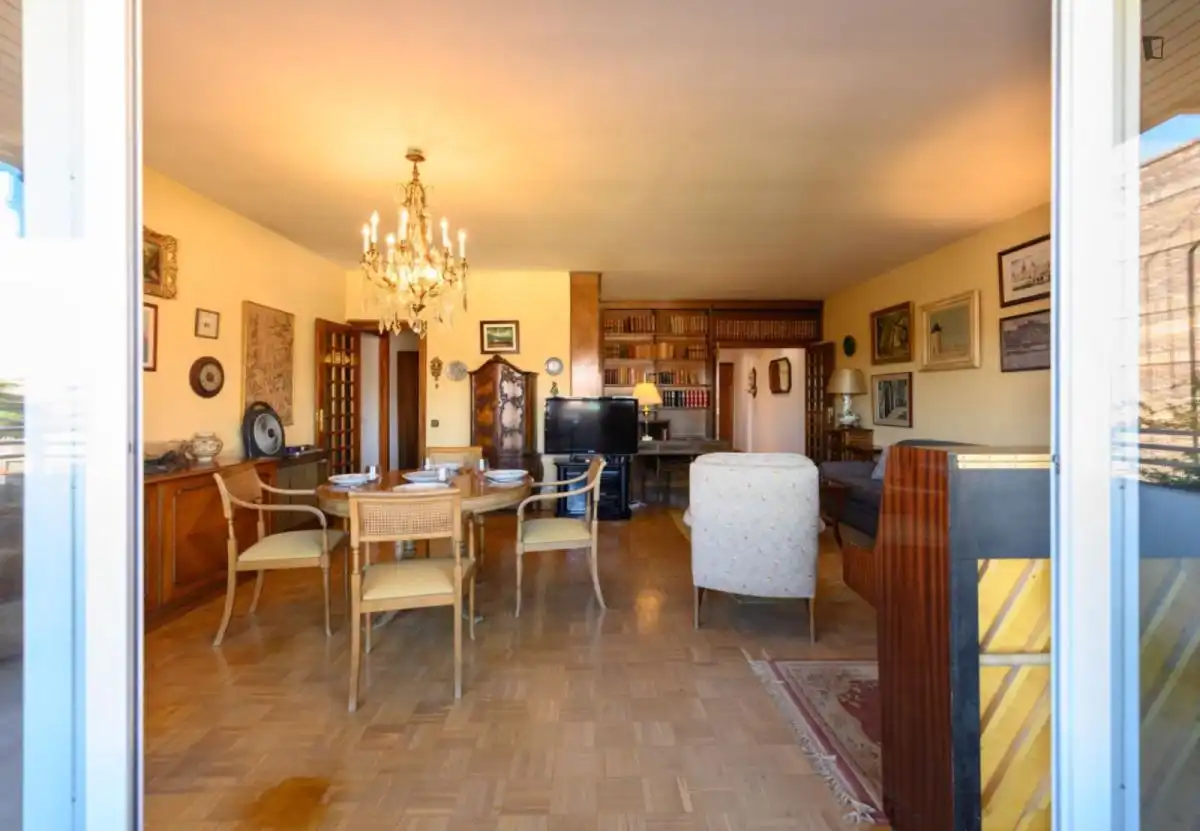 Menjador de Apartament de lloguer en Madrid amb Aire condicionat, Moblat i Forn
