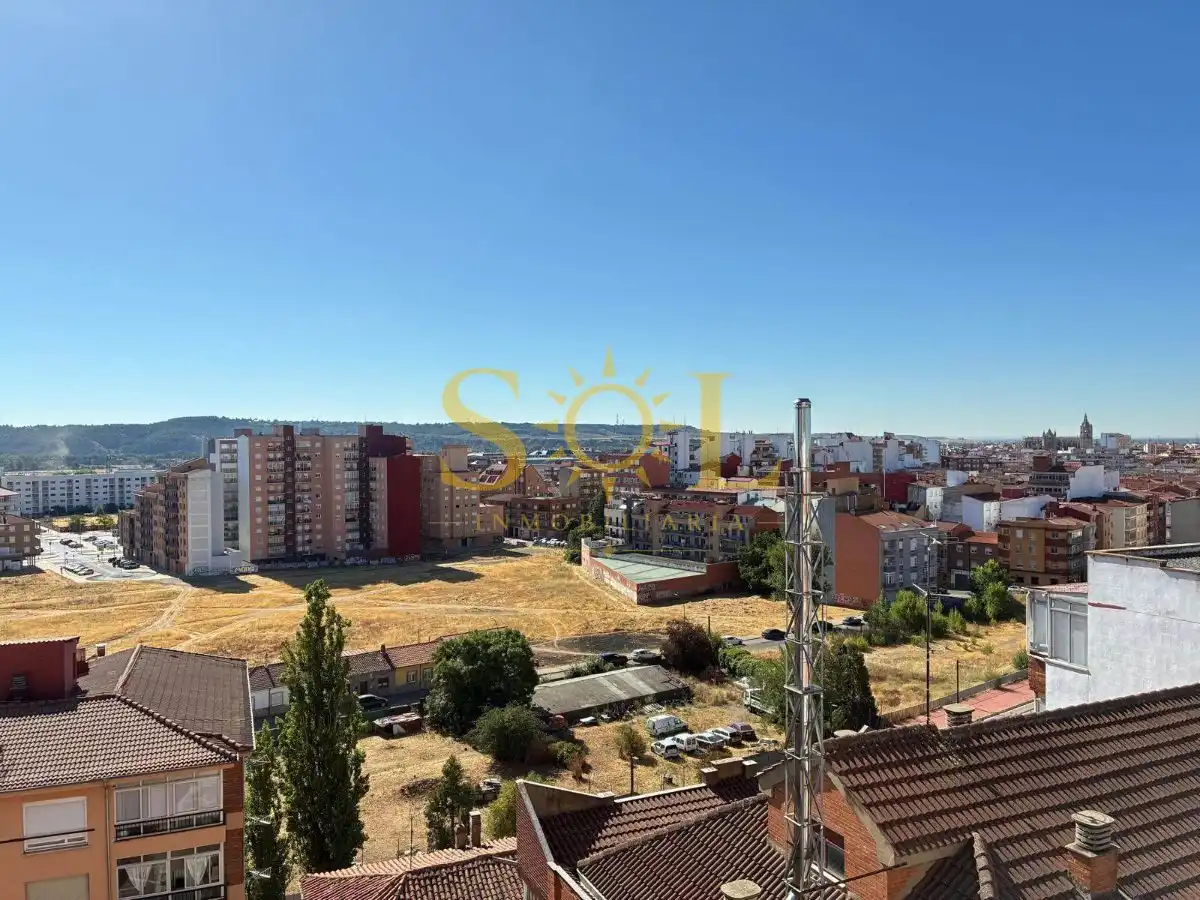 Vista exterior de Pis en venda en León Capital  amb Calefacció