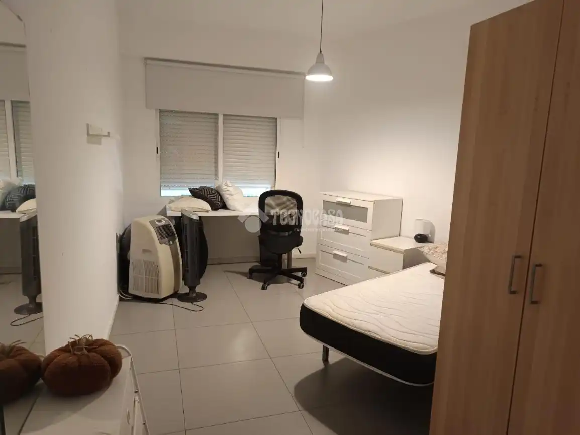 Habitación de Piso en venta en Sevilla con Aire acondicionado, Terraza y Trastero
