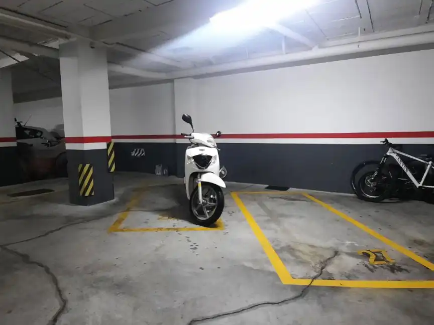 Moto en alquiler en Avinguda de Sant Narcís 18, imagen 2