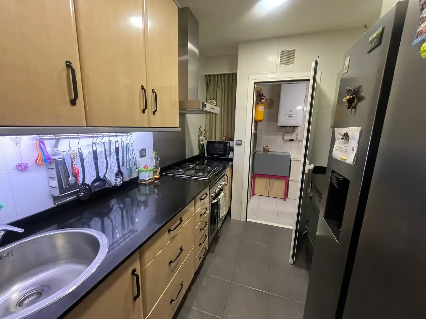 Küche von Wohnung zum Verkauf in Barcelona mit Klimaanlage und Heizung