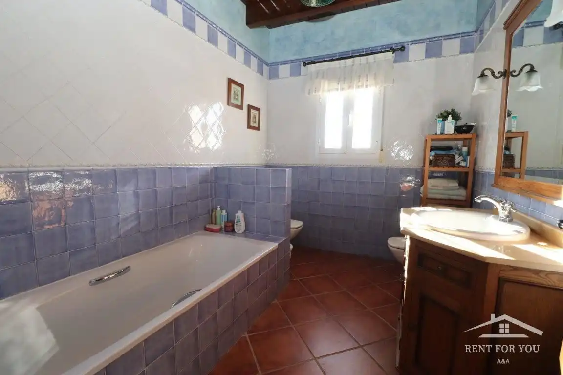 Bany de Casa o xalet de lloguer en Alhaurín El Grande amb Aire condicionat, Jardí privat i Terrassa
