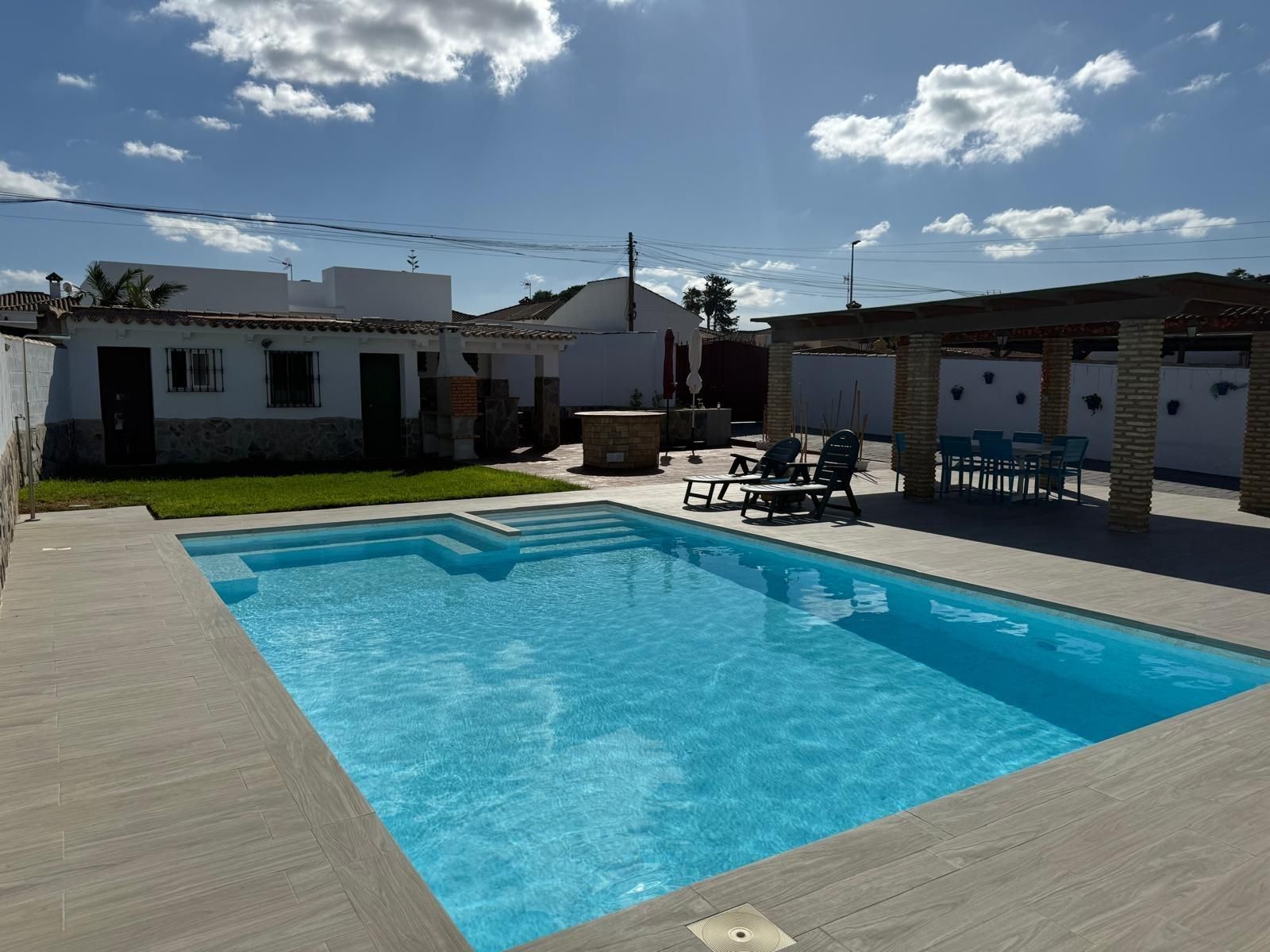 Piscina de Casa o chalet en venta en Chiclana de la Frontera con Aire acondicionado, Jardín privado y Trastero