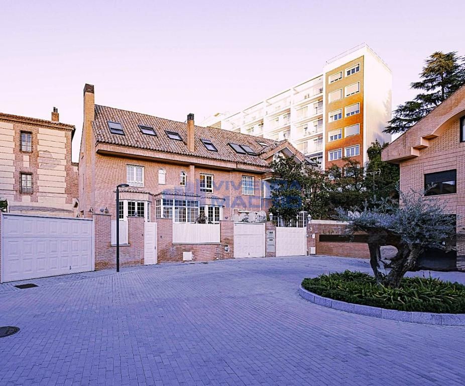 Vista exterior de Casa o xalet en venda en  Madrid Capital amb Aire condicionat, Calefacció i Piscina
