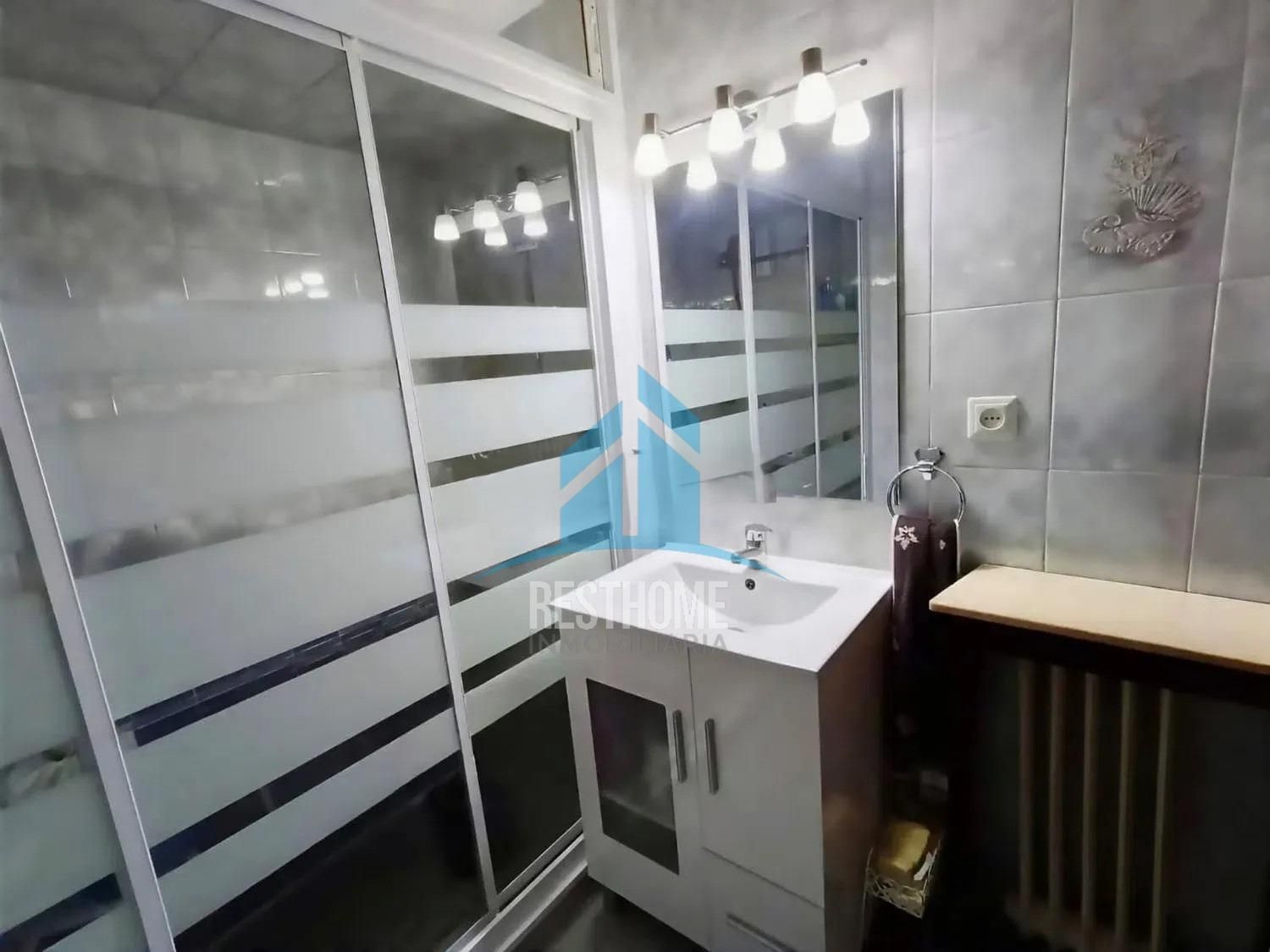 Bathroom of Flat for sale in  Madrid Capital  with Heating, Terrace and Storage room
