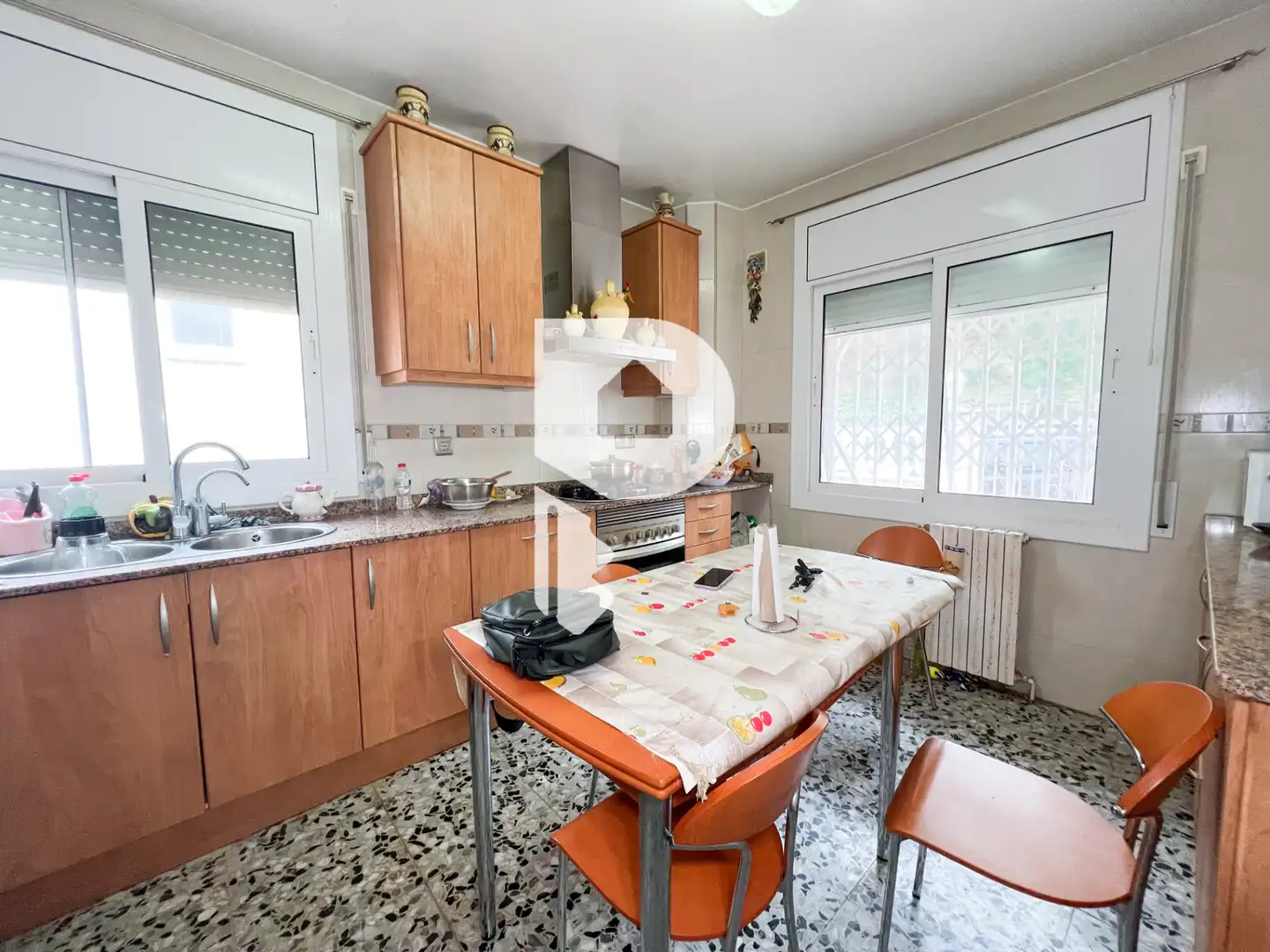 Cuina de Casa o xalet en venda en Torrelles de Llobregat amb Aire condicionat, Calefacció i Jardí privat