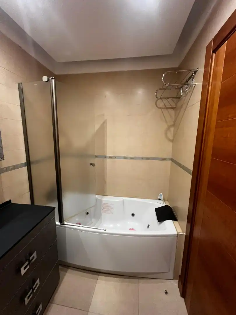 Badezimmer von Wohnung zur Miete in Granada mit Klimaanlage, Heizung und Parkett