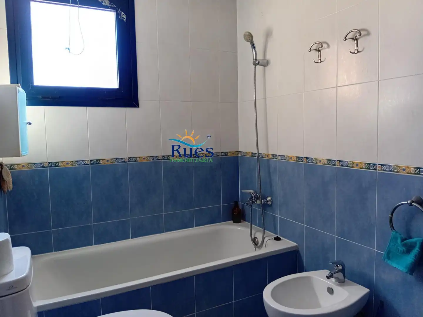 Badezimmer von Einfamilien-Reihenhaus zum Verkauf in Torreblanca mit Terrasse, Balkon und Gemeinschaftspool
