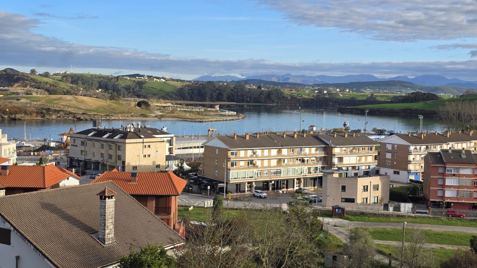 Vista exterior de Pis en venda en Suances amb Calefacció, Jardí privat i Parquet