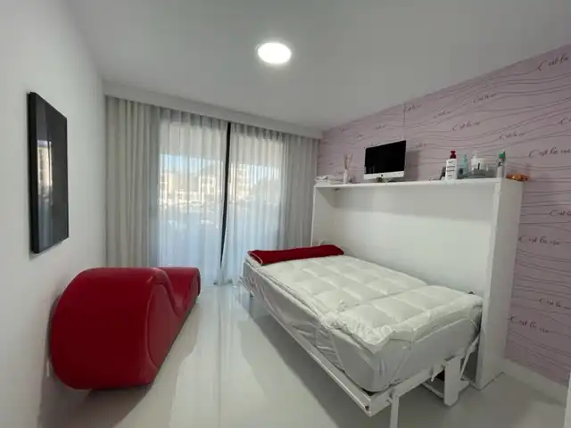 Dormitori de Apartament de lloguer en Marbella amb Aire condicionat, Moblat i Es permeten mascotes