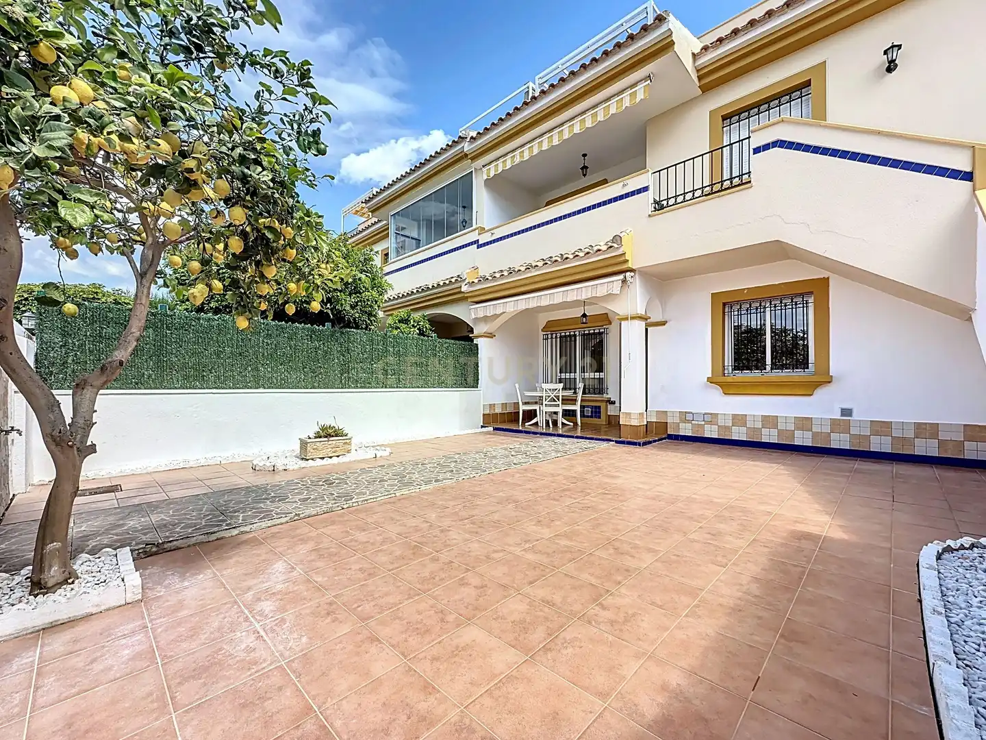 Vista exterior de Apartamento de alquiler en Orihuela con Aire acondicionado, Horno y Piscina comunitaria