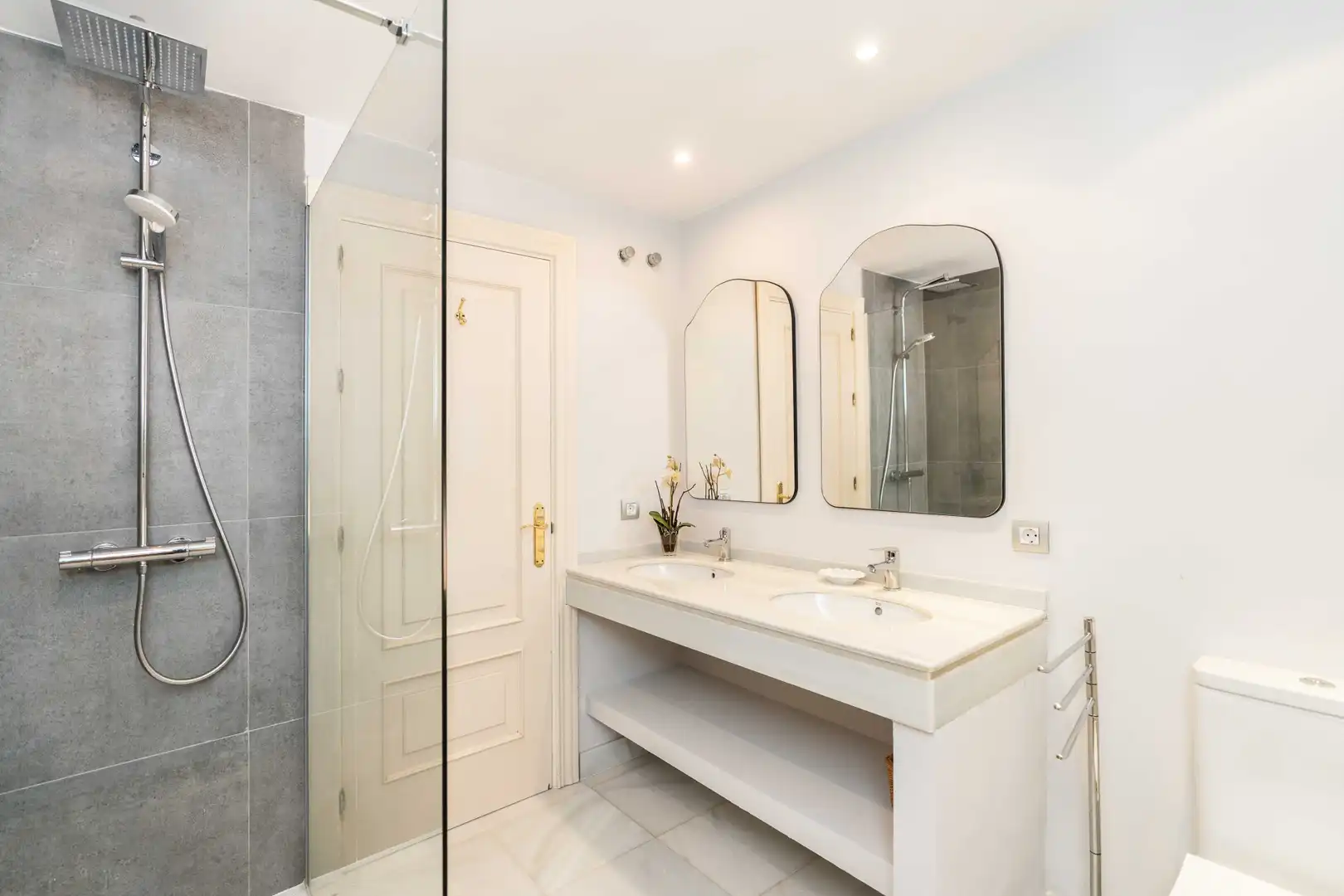 Bany de Casa o xalet en venda en Marbella amb Aire condicionat, Jardí privat i Terrassa