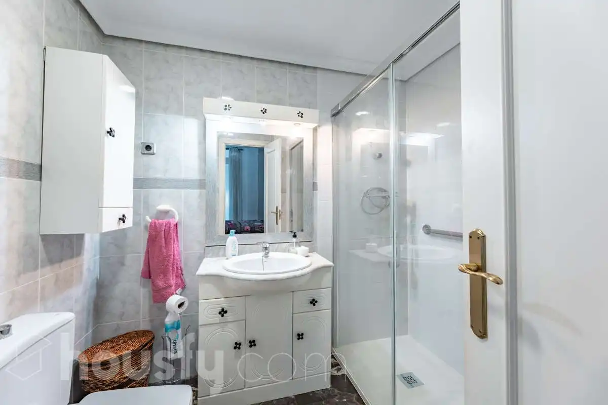 Bathroom of Flat for sale in Pallejà  with Air Conditioner, Heating and Balcony