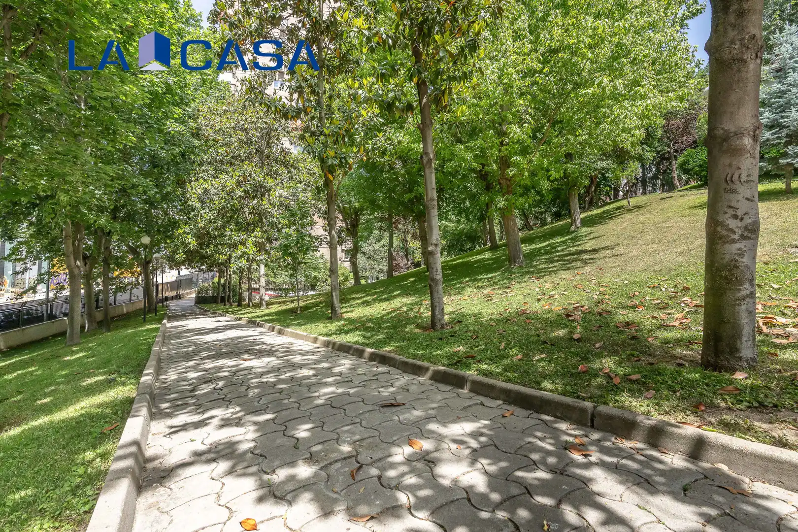 Vista exterior de Pis en venda en Madrid amb Calefacció, Terrassa i Piscina