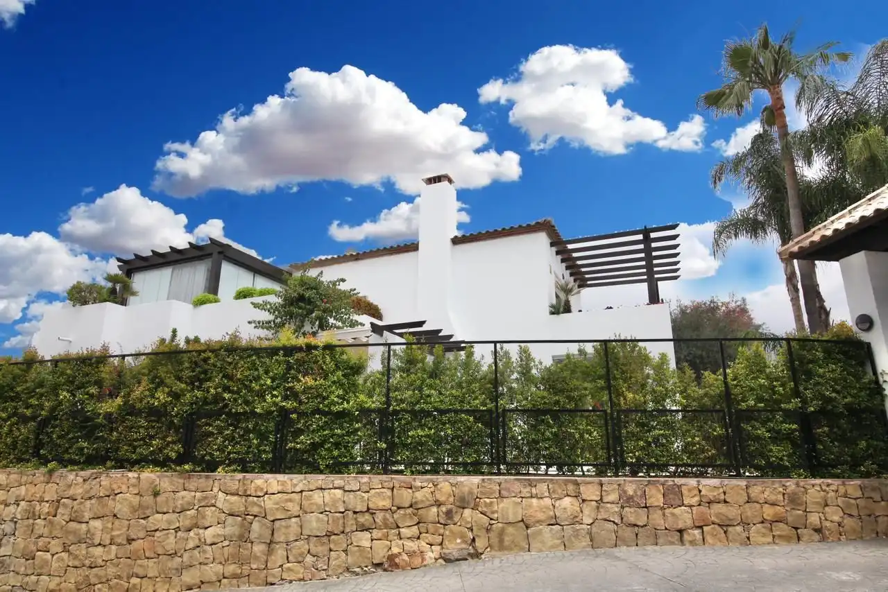 Vista exterior de Casa o xalet de lloguer en Marbella amb Aire condicionat, Calefacció i Jardí privat