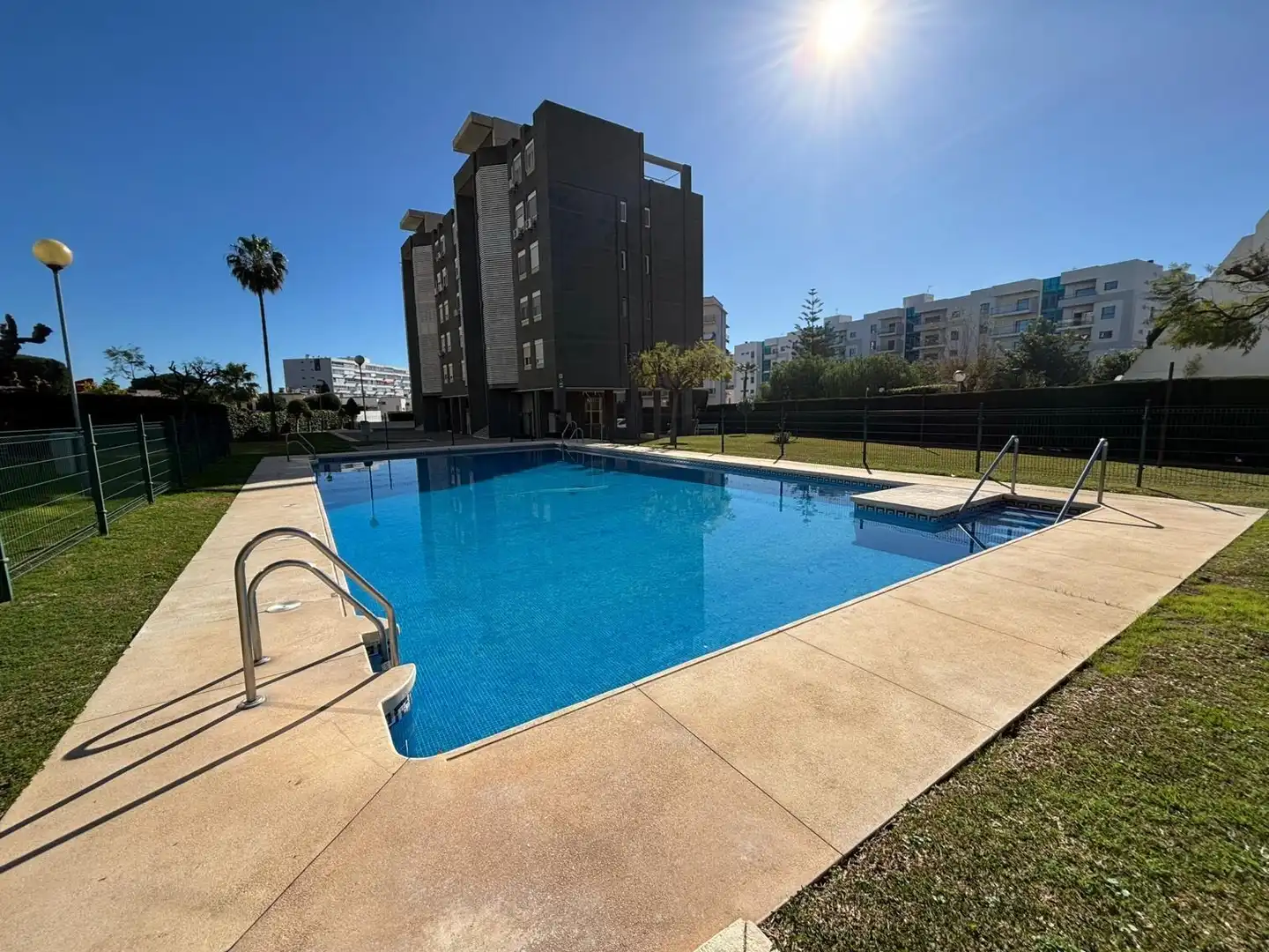 Piscina de Pis en venda en Benalmádena amb Jardí privat, Terrassa i Balcó