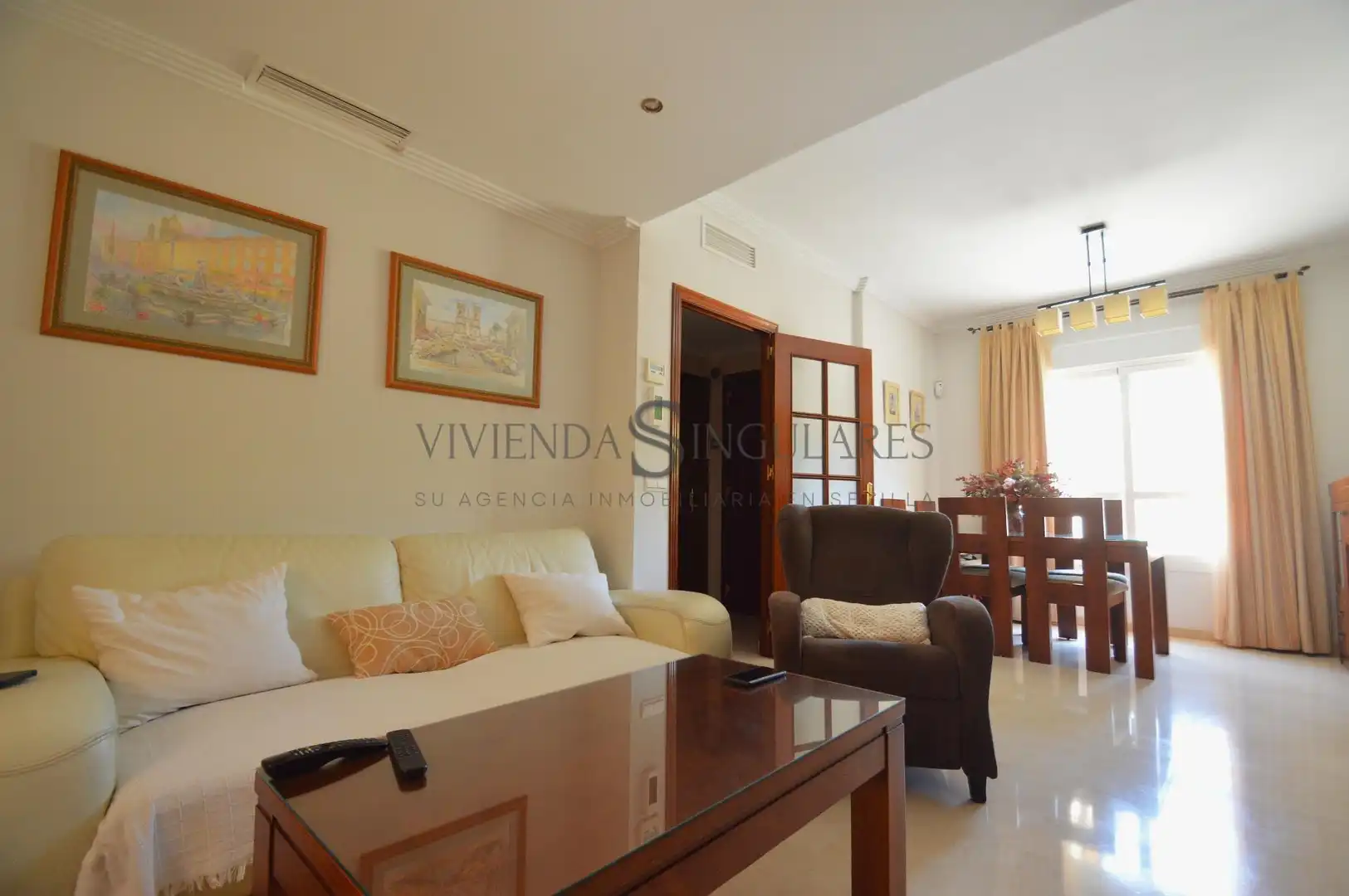 Sala d'estar de Casa adosada en venda en Alcalá de Guadaira amb Aire condicionat, Jardí privat i Terrassa
