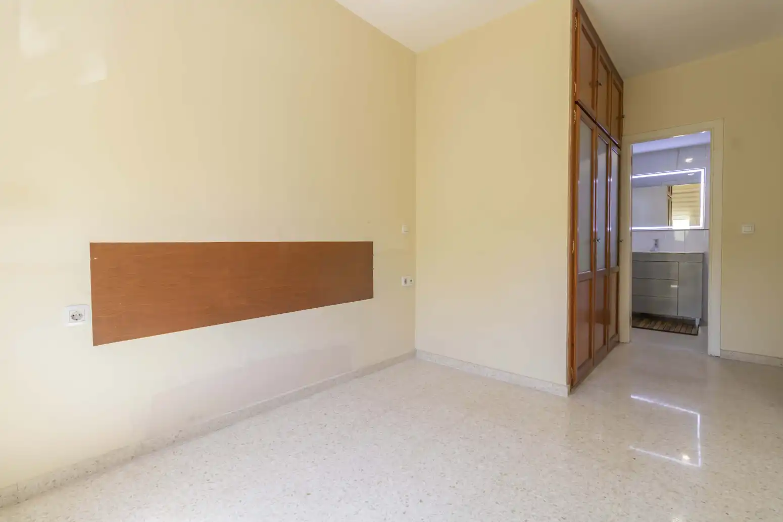 Bedroom of Flat for sale in Sevilla  with Air Conditioner and Storage room